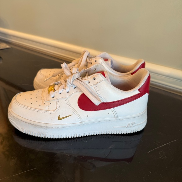 Nike Air Force 1 '07 Women's Sneakers White with Red, Size 7.5 - Picture 3 of 5